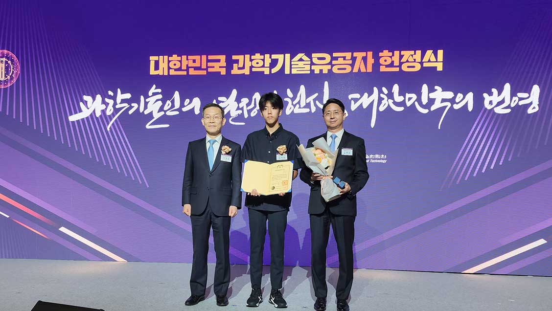 Kim Jae-kwan, former professor of mechanical engineering at Incheon National University, dedicates Korea's scientific and technological merit