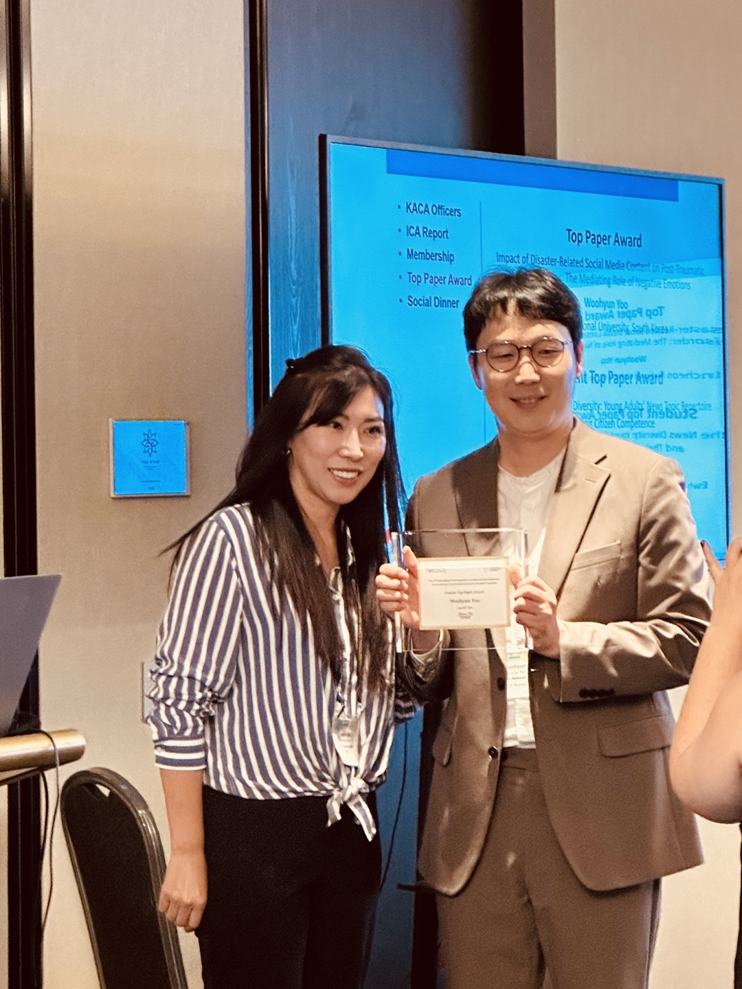 Best Paper Award at the International Society of Communication (ICA) 2024 (right: Professor Yoo Woo-hyun of the Department of Media Communication)