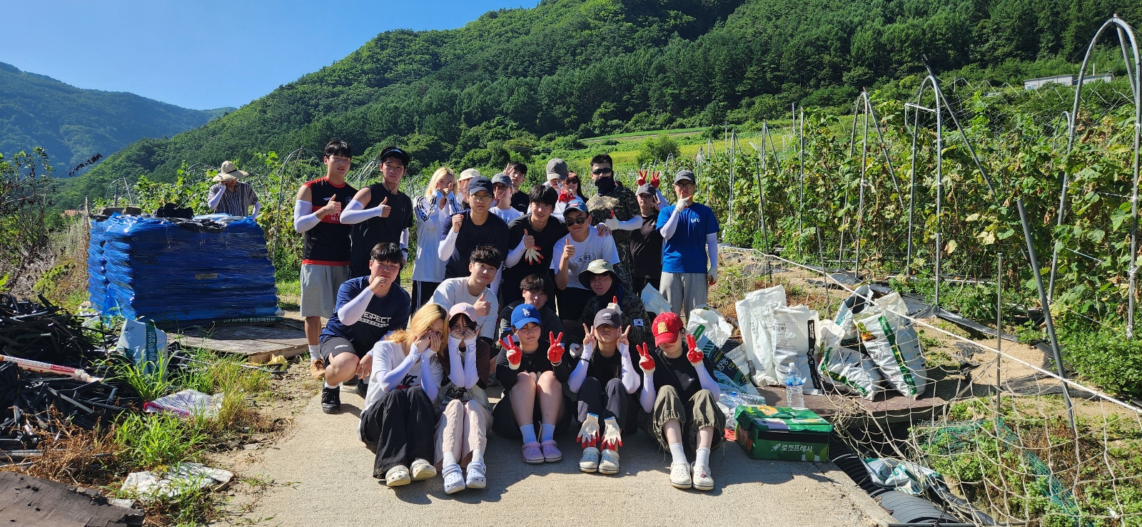 After the cucumber harvesting activity is over, group photo of law students at Incheon National University