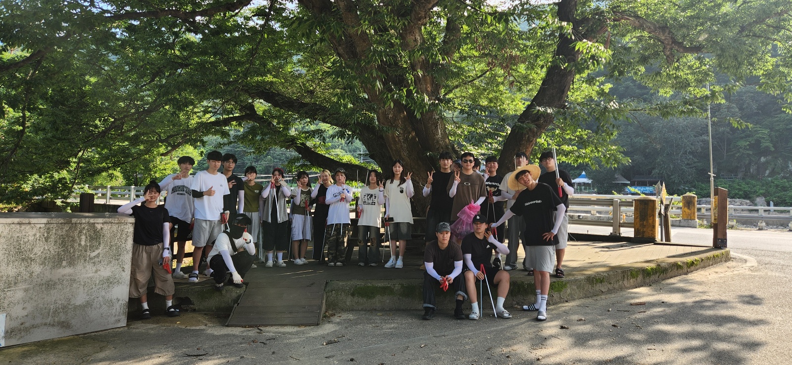 Students from the law department of Incheon National University who participated in rural volunteer activities in summer