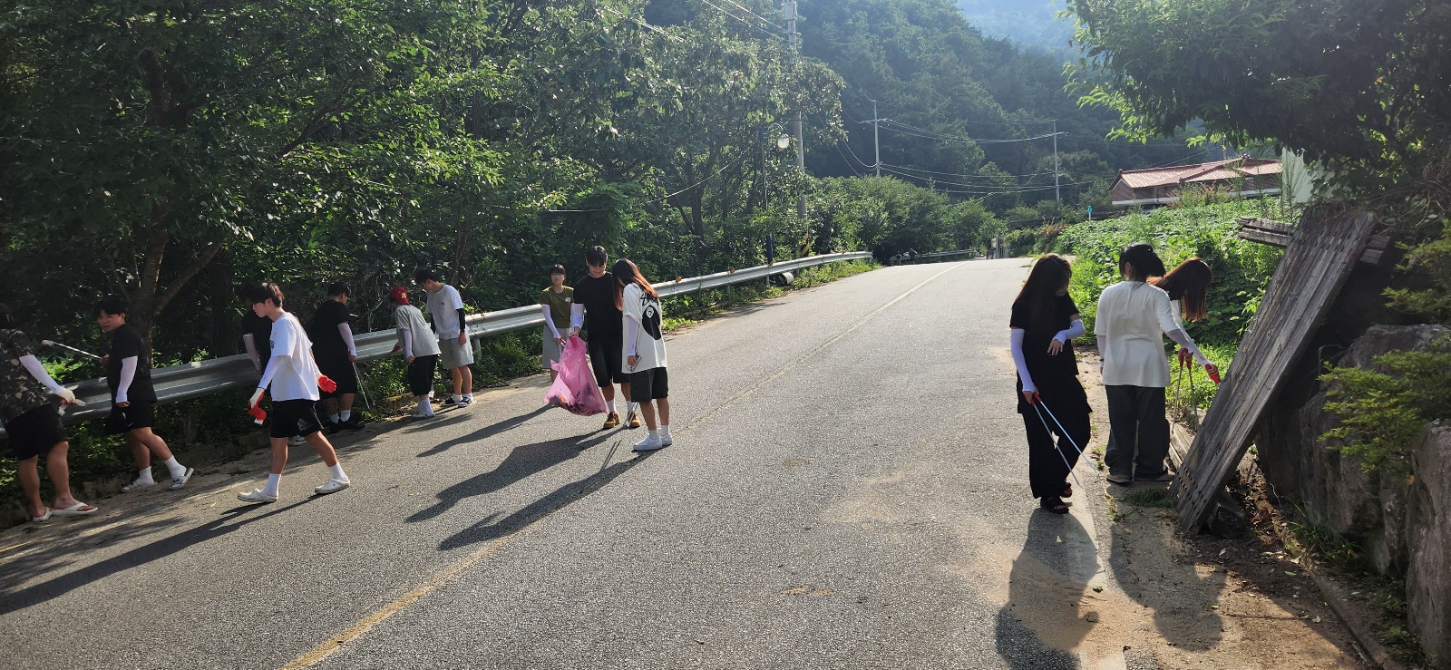 Students in the law department of Incheon National University who are doing activities to purify Dusil Village