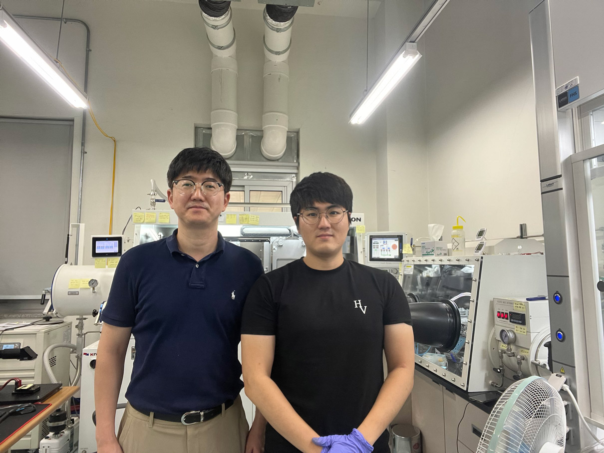 Lee Jin-ho (an assistant professor of physics at Incheon National University) and Kim Kyung-sik (a master's course in the department of intelligent semiconductor engineering at Incheon National University)