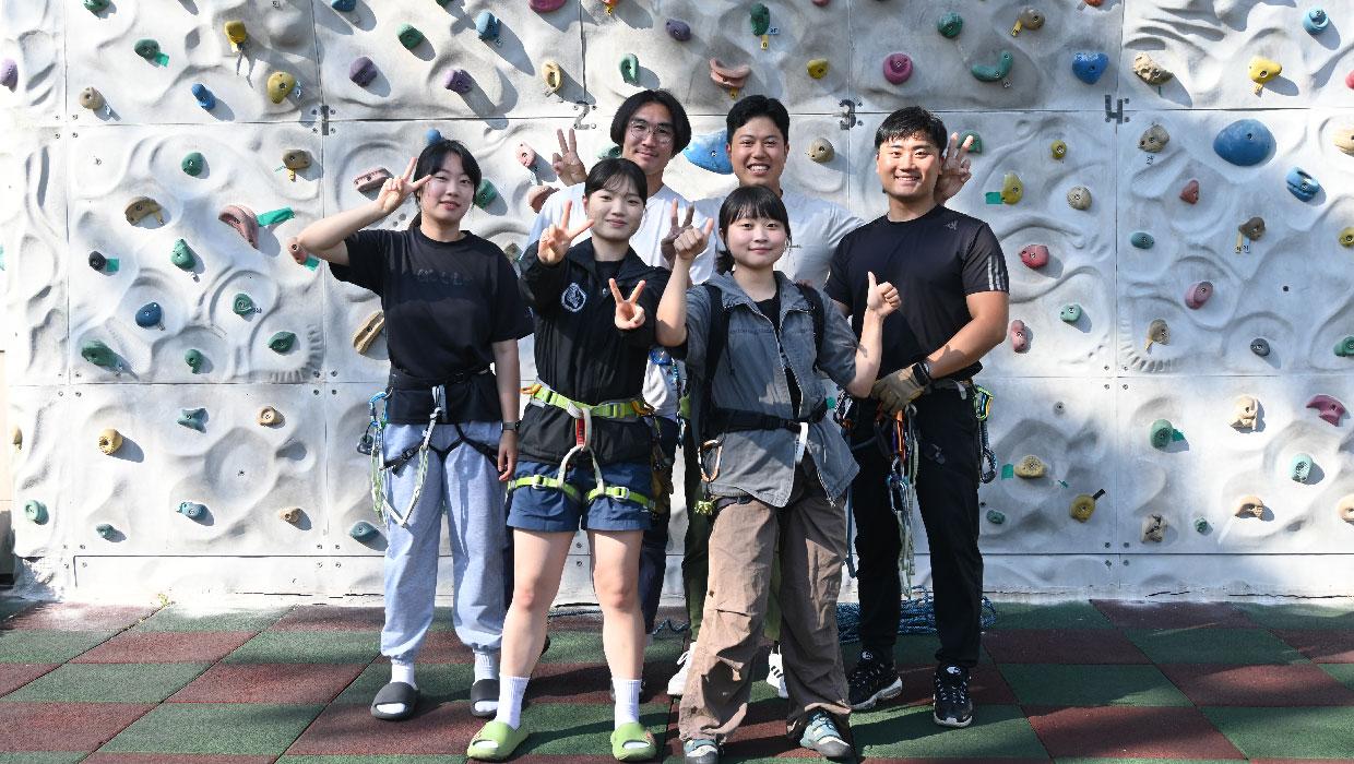 Incheon University's Mountain team UIAC enjoys challenges beyond limits. 대표이미지